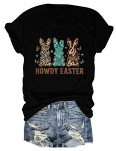 Détail du t-shirt Howdy Easter avec imprimés lapins western sur tissu noir