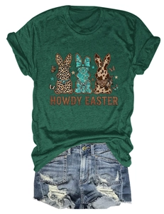 Mise à plat du t-shirt vert lapin de Pâques avec texte Howdy Easter et short en jean