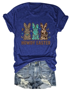 T-shirt bleu roi avec motif lapins Howdy Easter et short en jean posés à plat