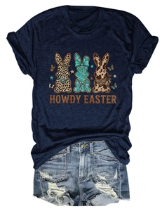 Détail du t-shirt bleu marine avec imprimé lapin Howdy Easter et short en jean déchiré