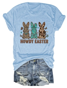 Détail du t-shirt bleu clair avec lapins de Pâques et texte Howdy style vintage