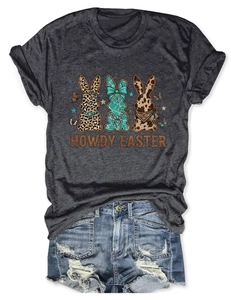 Détail du t-shirt gris avec motifs de lapins western et texte Howdy Easter