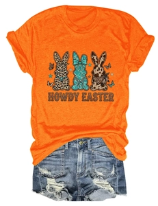 Détail du t-shirt orange de Pâques avec trois lapins à motifs et texte Howdy Easter