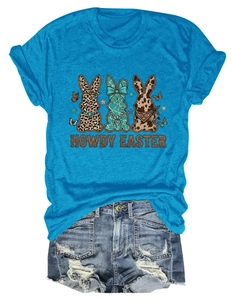 Détail du t-shirt Howdy Easter avec imprimés lapins léopard et short en jean déchiré