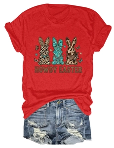 Détail d'un t-shirt rouge avec trois lapins de Pâques stylisés et texte Howdy Easter