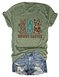 Vue à plat du T-shirt vert armée avec graphismes lapin Howdy Easter et short en jean