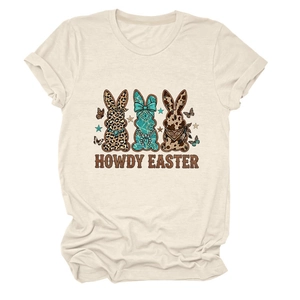 Détail de l'imprimé lapin style bohème avec texte Howdy Easter sur t-shirt beige doux