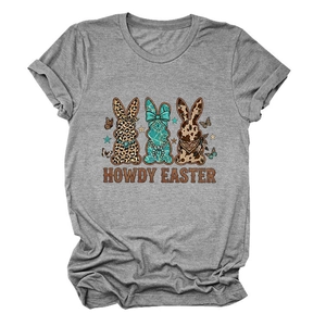 Détail d'un t-shirt gris à col rond avec motifs de lapins et texte Howdy Easter