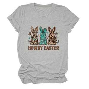Détail du t-shirt gris avec des lapins Howdy Easter aux motifs léopard et vache