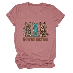 Gros plan des imprimés lapins de Pâques léopard et turquoise sur le T-shirt mauve