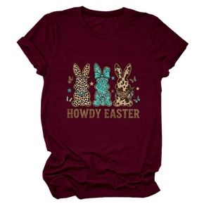 Détail du graphique Howdy Easter sur t-shirt bordeaux avec silhouettes de lapins imprimés
