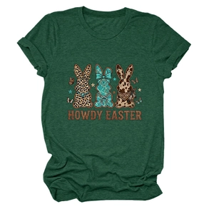Détail du t-shirt vert forêt avec graphisme lapin de Pâques et motif léopard