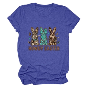 Détail de silhouettes de lapin de Pâques style western sur t-shirt bleu chiné avec texte