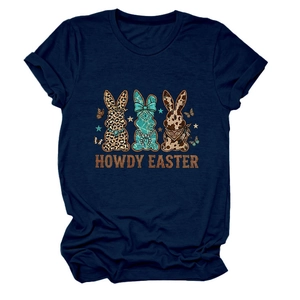 Gros plan détaillé du T-shirt en coton bleu marine avec trois lapins de Pâques à motifs