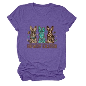 Détail d'imprimés de lapins aux motifs léopard et vache sur un t-shirt violet de Pâques