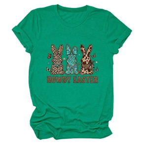Détail d'un t-shirt de Pâques vert avec imprimé Howdy Easter et motifs de lapins