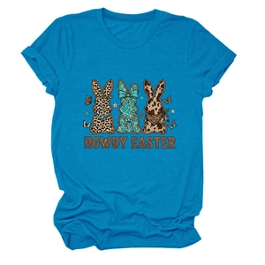 Détail des silhouettes de lapins de Pâques et texte Howdy Easter sur t-shirt bleu