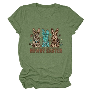 Détail du t-shirt vert olive avec motifs de lapins Howdy Easter et col rond classique