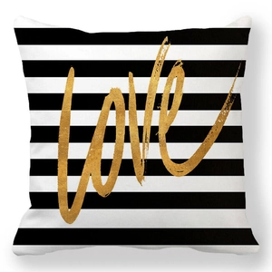 Détail de taie d'oreiller à rayures noires et blanches avec texte Love doré brillant