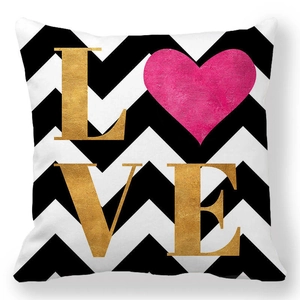 Housse de coussin peau de pêche avec motifs chevrons noir et blanc et imprimé LOVE