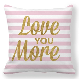 Détail du texte Love YOU More sur une taie d'oreiller rayée rose et blanc