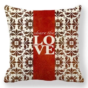 Détail de la taie d'oreiller en peau de pêche avec texte 'share the LOVE' et motifs