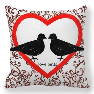 Détail de la taie d'oreiller en peau de pêche avec cœur rouge et oiseaux noirs