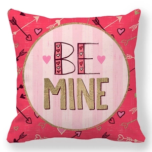 Détail de la taie d'oreiller Saint-Valentin avec motifs cœurs et lettrage doré Be Mine