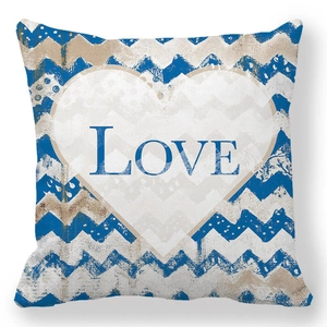 Détail de la texture en peau de pêche sur la taie d'oreiller motif cœur LOVE bleu