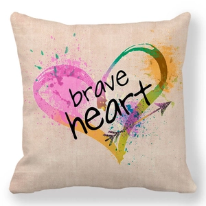 Gros plan détaillé de la taie d'oreiller brave heart avec motif de cœur et flèche