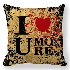 Détail de la taie d'oreiller avec éclaboussures d'or et texte I Love U More