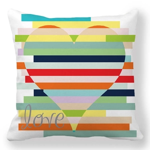 Détail de la taie d'oreiller avec cœur géométrique rayé et texte Love en style moderne