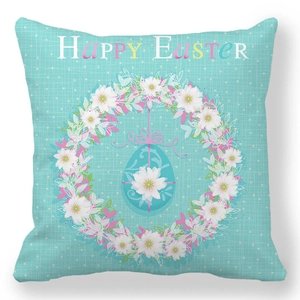 Detail van Happy Easter kussensloop met bloemenkrans en kleurrijk paasei ontwerp