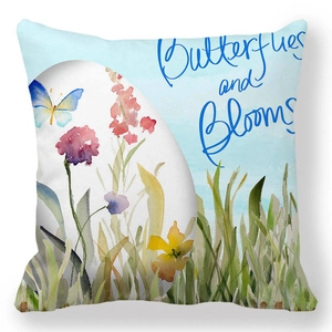 Detail van kussensloop met aquarel ei, bloemen en tekst Butterflies and Blooms