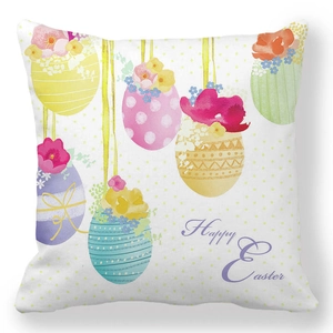 Detail van perzikzachte kussensloop met kleurrijke paaseieren en Happy Easter bedrukking