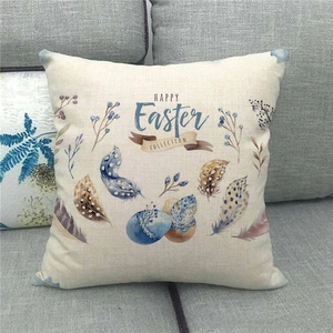 Dettaglio della federa in lino con piume di Pasqua e motivo con uova stampate a mano