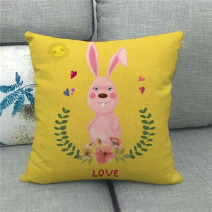 Dettaglio copricuscino pasquale giallo in lino con coniglio e scritta LOVE