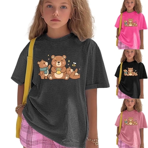 Détail du t-shirt enfant à col rond en coton avec illustration de trois ours mignons