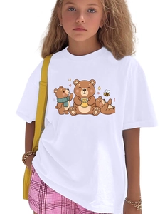 Détail de l'imprimé trois ours et pot de miel sur un t-shirt blanc pour enfant