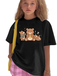 Gros plan de trois ours de dessin animé et abeilles imprimés sur un t-shirt noir enfant