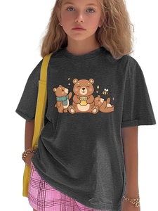 Détail de l'imprimé trois ours et pot de miel sur un t-shirt gris foncé pour enfants