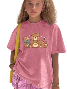 Détail d'un t-shirt rose pour enfant avec illustration de trois ours et d'abeilles