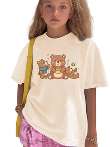 Gros plan détaillé de l'imprimé ours et abeille sur le t-shirt en coton crème pour enfant