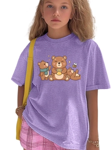 Détail de l'illustration de trois ours et abeille sur T-shirt violet à manches courtes