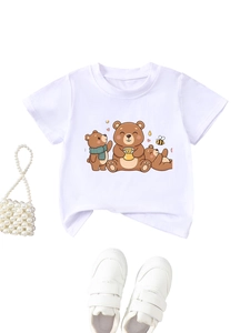 T-shirt en coton blanc avec motif ours, exposé avec chaussures et sac en perles