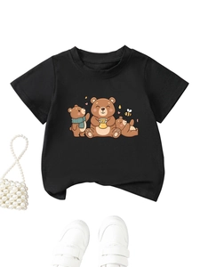 Détail de trois oursons mignons et d'un pot de miel imprimés sur un t-shirt noir enfant