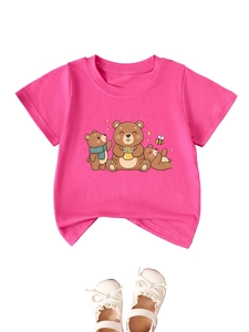 Détail d'un t-shirt en coton rose avec imprimé de trois ours et d'une petite abeille