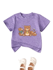 Détail d'un t-shirt en coton lilas avec imprimé trois ours et motif d'abeille à miel
