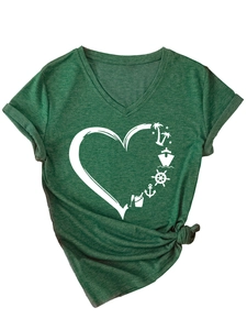 Detail of V-neck t-shirt with heart palm tree print and stylish knotted hem design