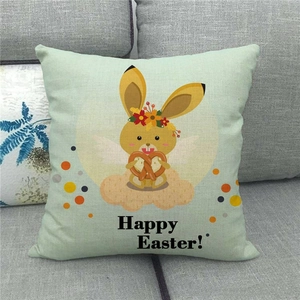 Dettaglio della federa pasquale in lino con coniglio e scritta Happy Easter sul divano